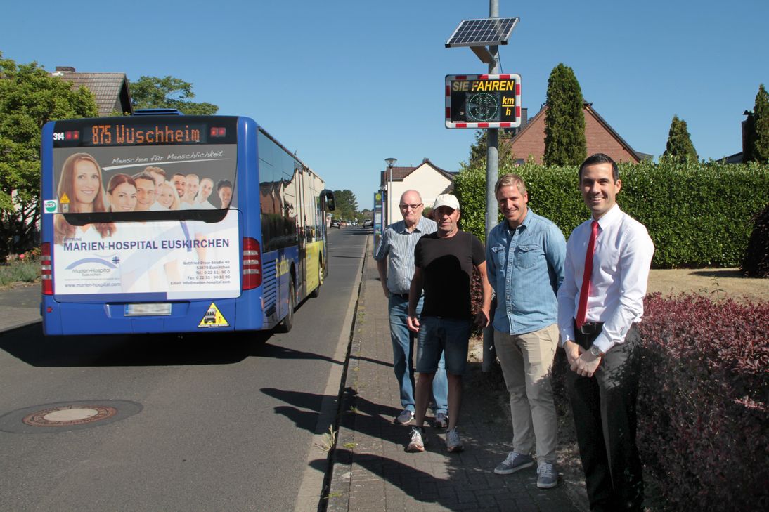 Wilfried Seesing (v.l.) und Bruno Theis vom Bürgerverein freuten sich über die Unterstützung durch die Bürgerstiftung der KSK Euskirchen. Der Kuratoriumsvorsitzende Markus Ramers und Sebastian Thur, stellvertretender Abteilungsleiter des KSK-Vorstandssekretariats, inspizierten eine der neuen Geschwindigkeitsmessanlagen. Der vorbeifahrende Stadtbus bekam von der Anlage ein grünes Smiley für vorbildliches Verhalten. Bild: Michael Thalken/Eifeler Presse Agentur/epa