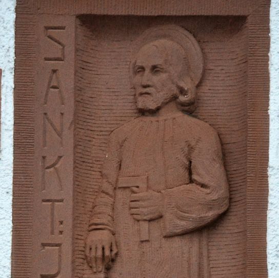 Ob er das Haus vor dem Abriss bewahren kann? Der heilige Josef ist eine der Sandsteinarbeiten an der Fassade des Dreiser-Hauses. Foto: S. Schönhofen