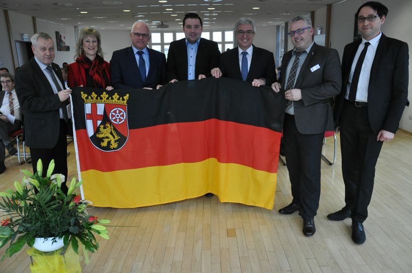 Feierstunde mit Gastgeschenk des Innenministers (v. l.): Landrat Manfred Schnur, Anke Beilstein (CDU-MdL), Peter Bleser (CDU-MdB), Benedikt Oster (SPD-MdL), Innenminister Roger Lewentz, VG-Bürgermeister Albert Jung und Martin Krötz (Personalrat).