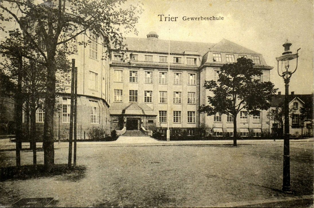 Der Haupteingang wurde um 1930 in die Mitte verlegt. Foto: Neumann