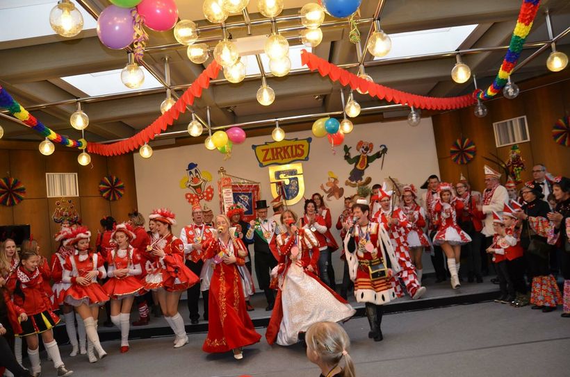 Ein tolles Programm bieten die Karnevalsgesellschaften bei der Erstürmung der Rathäuser - hier ist das Dreigestirn der Kiescheflitscher im Vorjahr außer Rand und Band. Foto: Fö