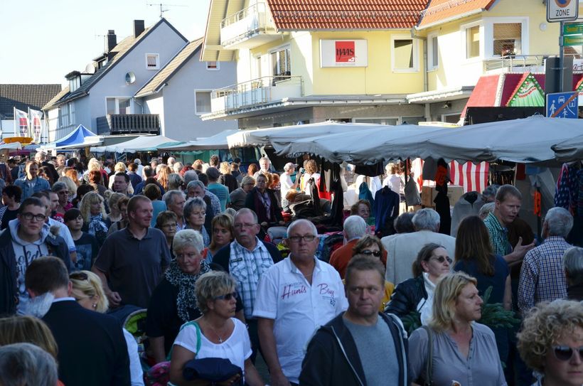Flanieren über den Simmerather Herbstmarkt macht das COVID-19-Virus unmöglich. Das Öffnen der Geschäfte, die auf Zusatzeinnahmen angewiesen sind, ist sonntags aber nur möglich, wenn es keinen konkreten Anlass gibt. Foto: Archiv/Fö