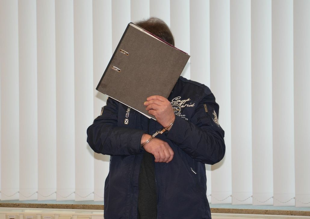 Dieser Mann aus dem Kreis Mayen-Koblenz muss nun für acht Jahre hinter Gitter. Foto: Thielen