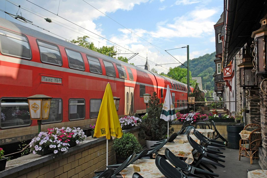 Wie hier in Bacharach donnern die Züge im Abstand von nur wenigen Metern an den Häusern.
