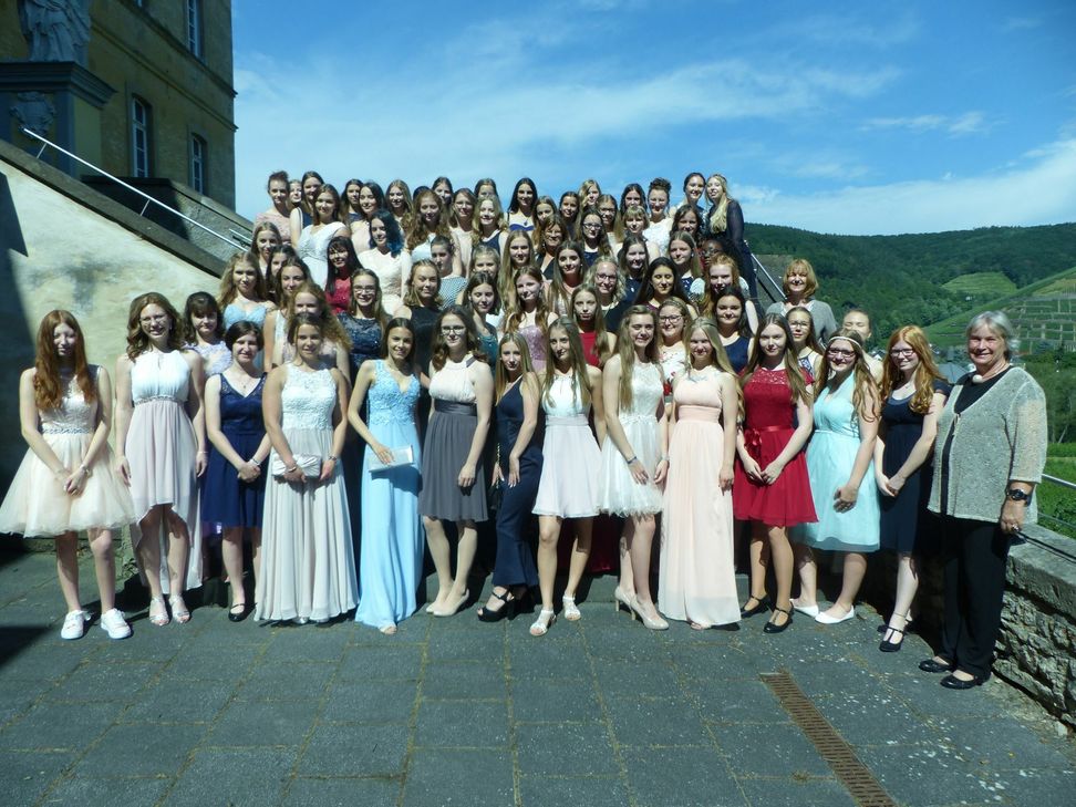 Die 66 jungen Damen, die die Private Realschule Calvarienberg absolviert haben, feierten zusammen ihren Abschluss. Foto: privat