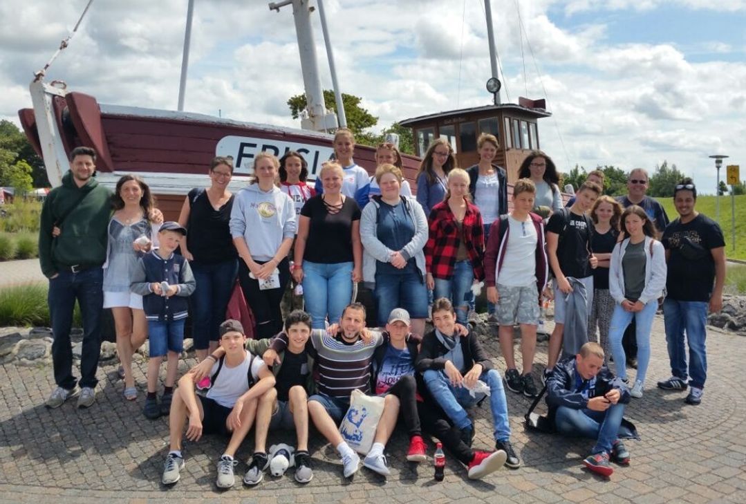 14 deutsche und 7 französische Jugendliche gemeinsam mit ihren vier deutschen und zwei französischen Betreuern eine  internationale Jugendbegegnung in Ostfriesland. Foto: FF