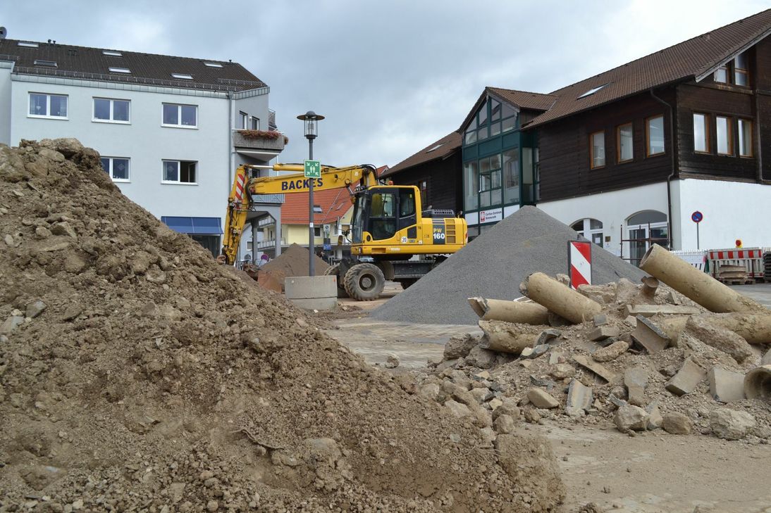 Die Arbeiten auf dem Rathausplatz müssen ruhen, bis die maßgefertigten Stufen verbaut worden sind. Doch deren Fertigung verzögert sich. Foto: Tim Nolden