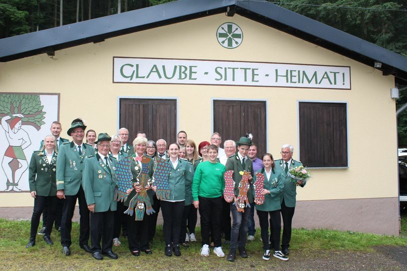 Die Würdenträger im Kreise der Schützen aus Mehring mit Präses Pastor Michael Meiser. Foto: Verein