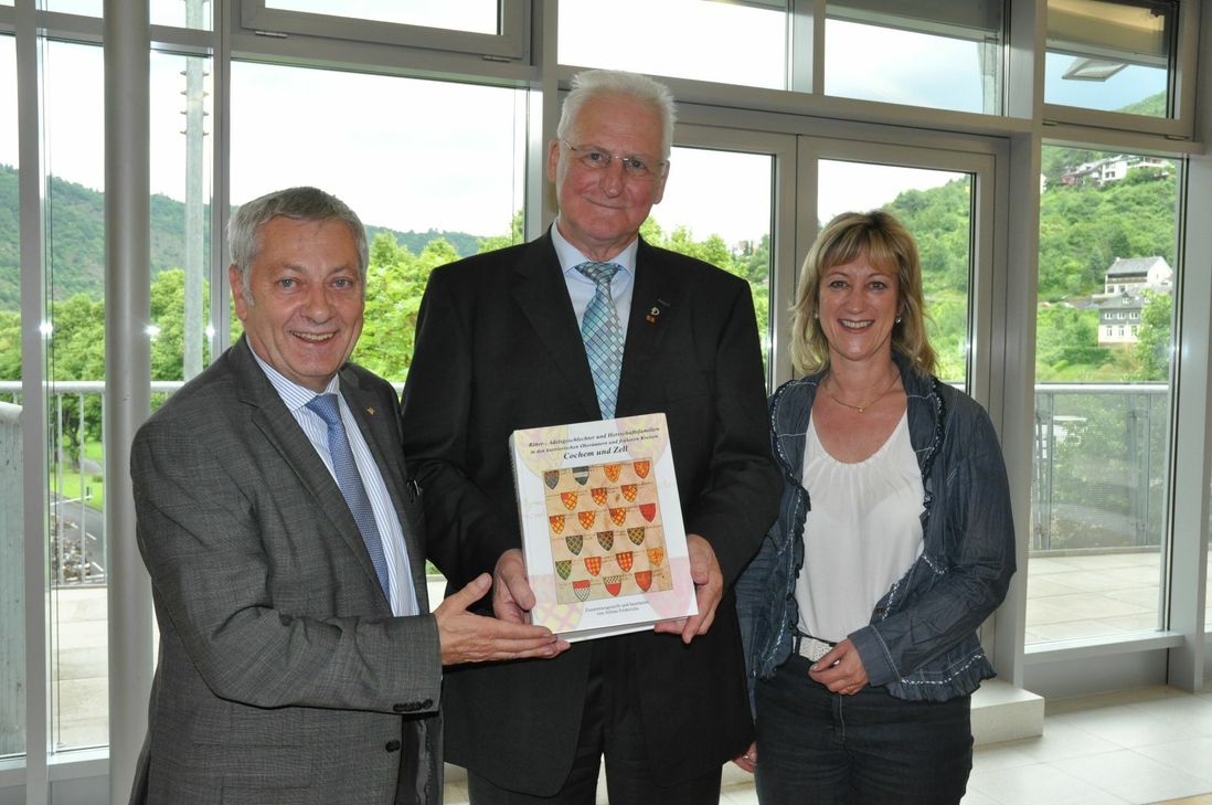 Alfons Friderichs (Mitte) mit Landrat Manfred Schnur und der Landtagsabgeordneten Anke Beilstein, die beide ein Grußwort für das 1044 Seiten starke werk geschrieben haben.
