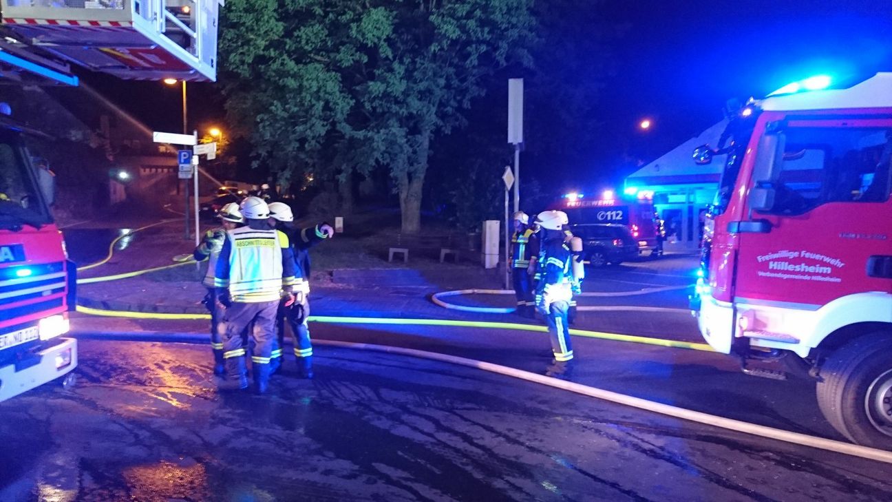 Die Feuerwehr löschte am gestrigen Sonntagabend einen Brand in der Kölner Straße in Hillesheim. Foto: Presse Feuerwehr VG Gerolstein