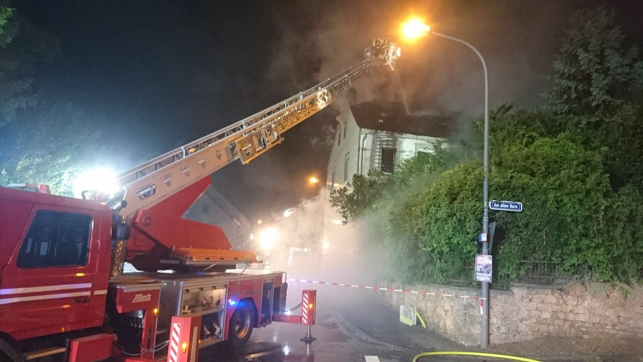 Die Feuerwehr löschte am gestrigen Sonntagabend einen Brand in der Kölner Straße in Hillesheim. Foto: Presse Feuerwehr VG Gerolstein