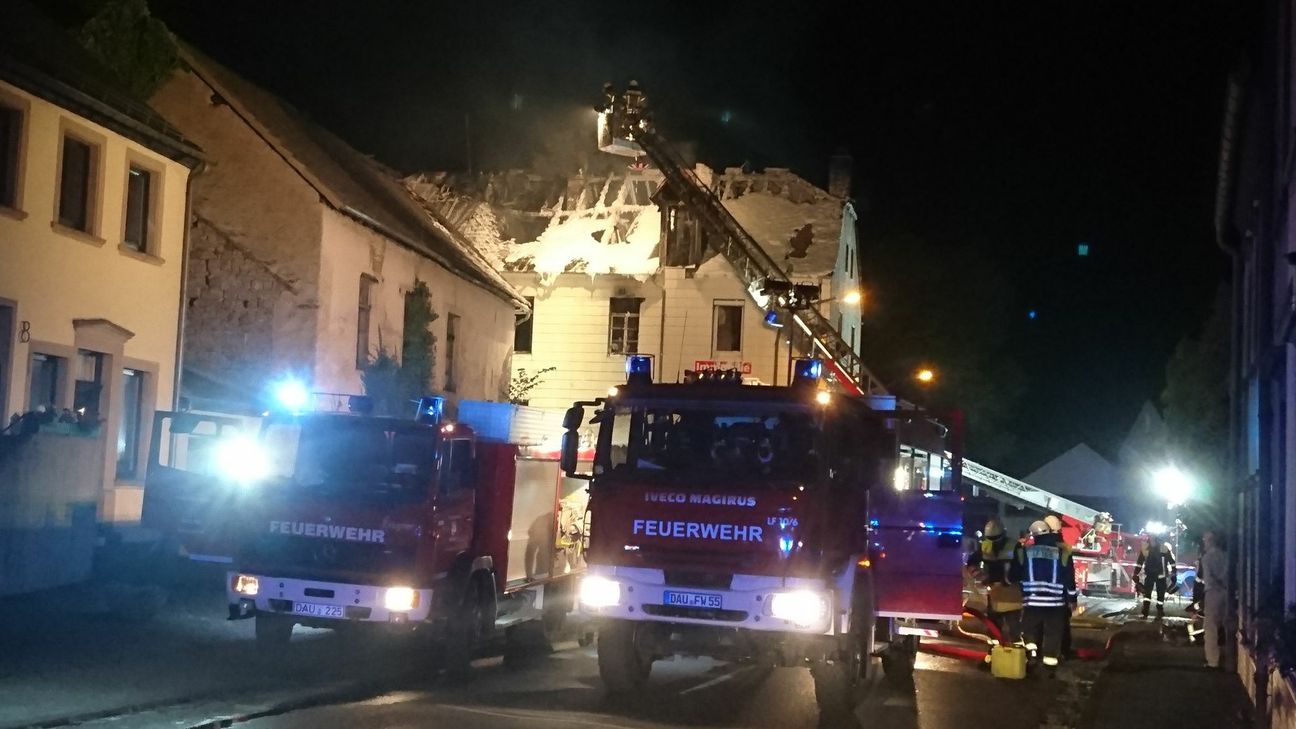 Die Feuerwehr löschte am gestrigen Sonntagabend einen Brand in der Kölner Straße in Hillesheim. Foto: Presse Feuerwehr VG Gerolstein