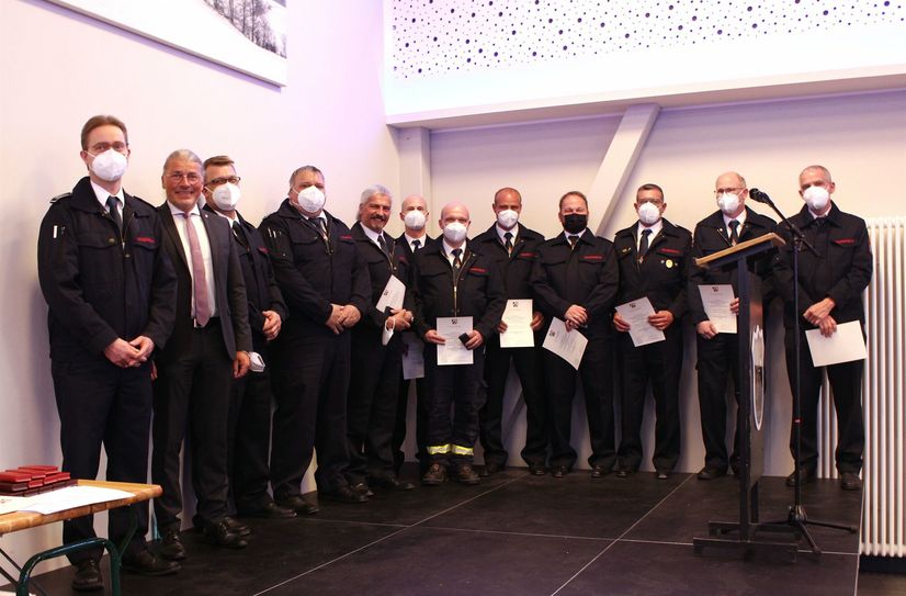 Bürgermeister Bernd Goffart (2. v. l.) mit der Wehrleitung und den Geehrten, die das Feuerwehrehrenzeichen des Landes NRW in Silber erhielten.