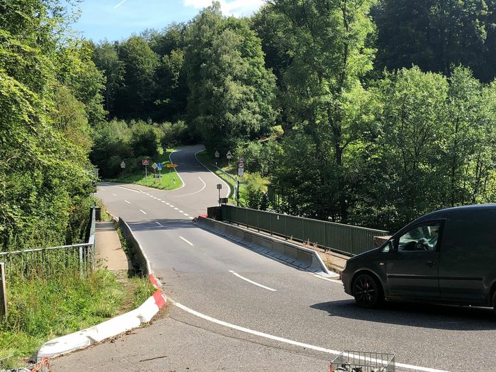 Die Rurbrücke im Grünenthal ist seit 2012 schon nur einspurig befahrbar. Nun wird sie erneuert, was eine Vollsperrung voraussichtlich bis Mai erfordert. Foto: T. Förster