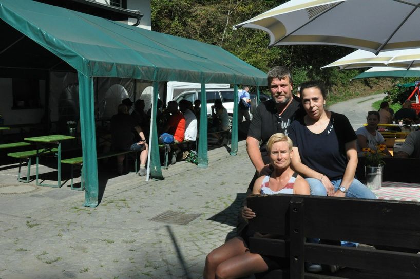 Johannes und Elke Brengmann sorgen mit ihrer Mitarbeiterin Bianca Hoffmann-Krämer für das leibliche Wohl der Wanderer.