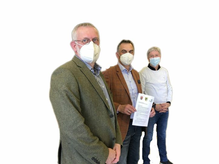 Franz-Karl Boden (v.li), Rudolf Westerburg und Friedhelm Wirtz appellieren an die Narzissenwiesen-Besucher, sich an die Regeln zu halten. mn-Foto