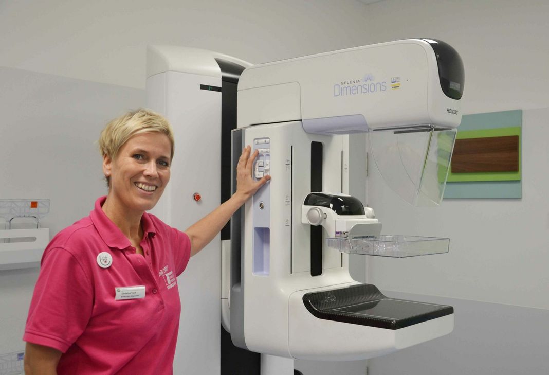 Christine Tuch, Medizinisch-technische Radiologieassistentin (MTRA) im Klinikum Mutterhaus Mitte, zeigt das neueste Gerät in der Radiologie. Foto: Leuchtenberg