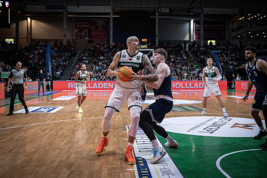 Der 2,07 Meter große Center Maik Zirbes