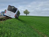 Der Bus ist ausgangs einer Kurve nach rechts von der Fahrbahn abgekommen und in eine gefährliche Schieflage geraten. Der Bus hätte jederzeit umstürzen können.