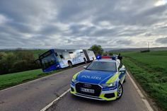 Der Bus ist ausgangs einer Kurve nach rechts von der Fahrbahn abgekommen und in eine gefährliche Schieflage geraten. Der Bus hätte jederzeit umstürzen können.