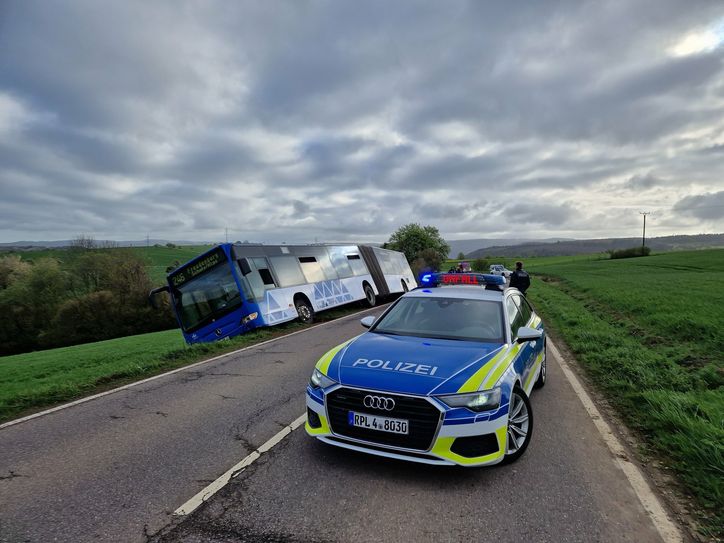 Der Bus ist ausgangs einer Kurve nach rechts von der Fahrbahn abgekommen und in eine gefährliche Schieflage geraten. Der Bus hätte jederzeit umstürzen können.