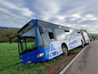 Der Bus ist ausgangs einer Kurve nach rechts von der Fahrbahn abgekommen und in eine gefährliche Schieflage geraten. Der Bus hätte jederzeit umstürzen können.