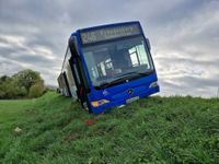Der Bus ist ausgangs einer Kurve nach rechts von der Fahrbahn abgekommen und in eine gefährliche Schieflage geraten. Der Bus hätte jederzeit umstürzen können.