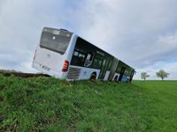 Der Bus ist ausgangs einer Kurve nach rechts von der Fahrbahn abgekommen und in eine gefährliche Schieflage geraten. Der Bus hätte jederzeit umstürzen können.