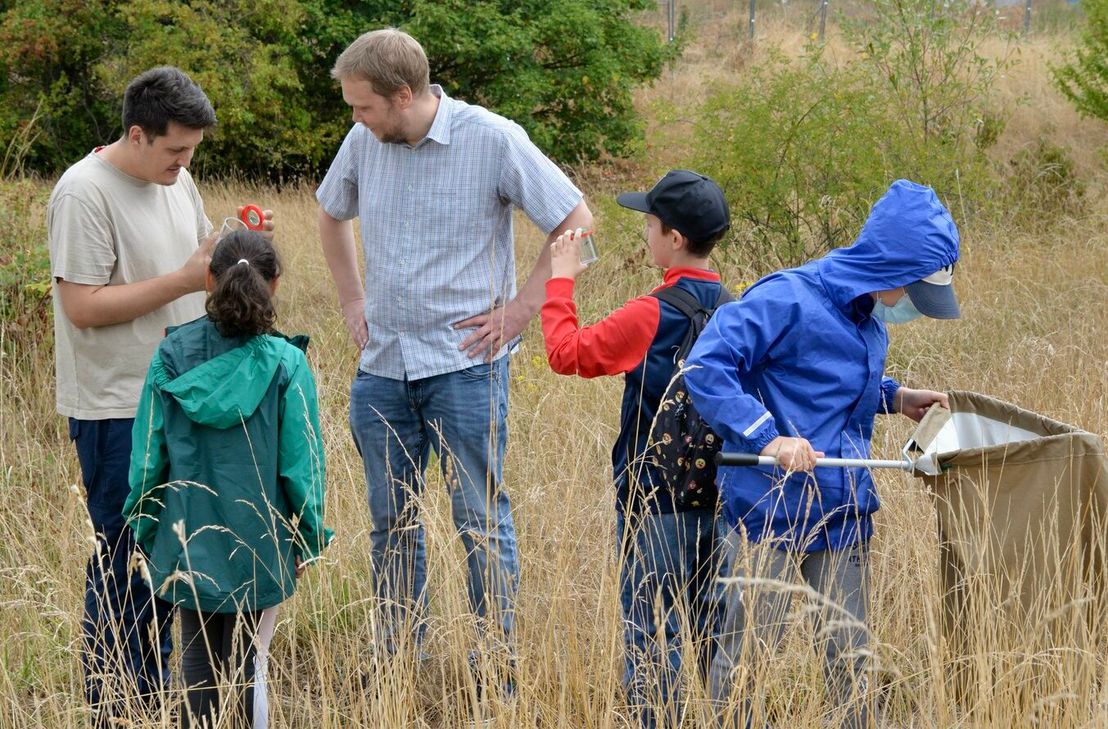 Ob im Grünen oder im Hörsaal: In der Kinder-Uni können Schülerinnen und Schüler in den Sommerferien wieder an vielen unterschiedlichen Workshops, Seminaren und Vorlesungen teilnehmen