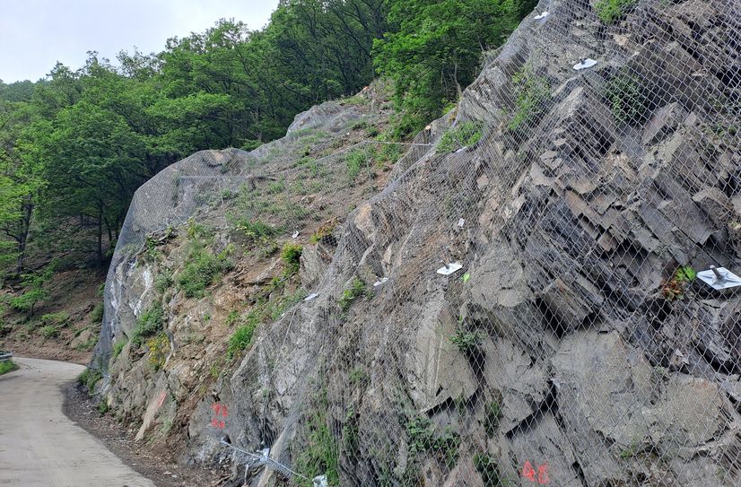 Die Sicherungsarbeiten an der Felswand sind abgeschlossen.