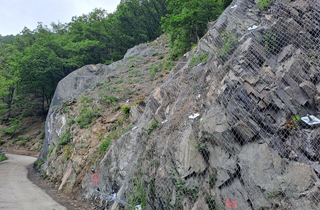 Die Sicherungsarbeiten an der Felswand sind abgeschlossen.
