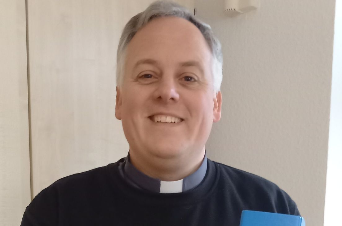 Pfarrer Marco Weber findet beim Räumen den Aktenorder mit der Geschichte um den Seligen Josef Marxen.