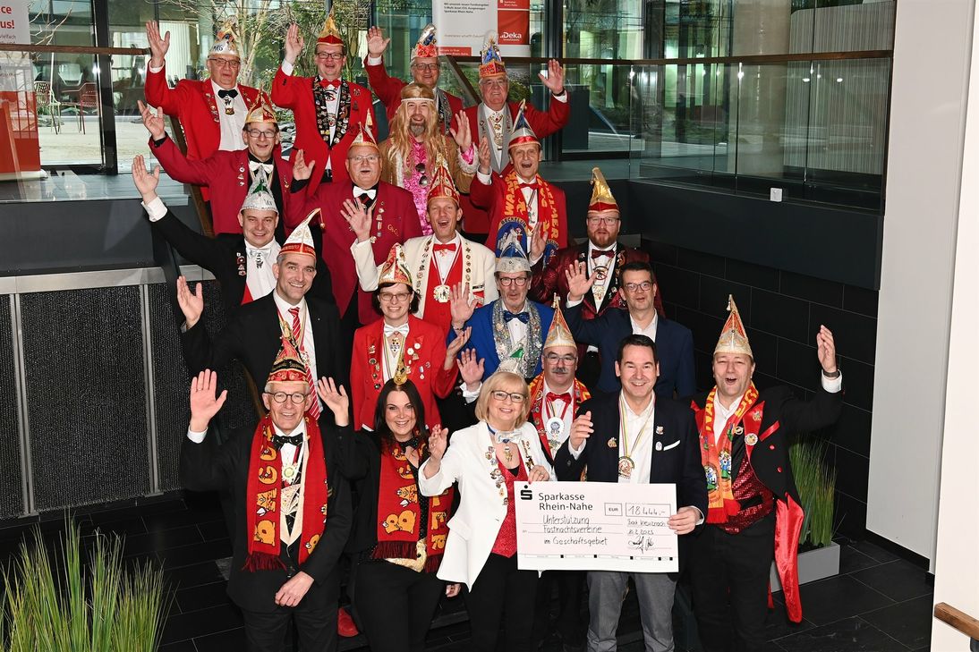 Nach zwei Jahren närrischer Enthaltsamkeit, freuen sich die Vereine wieder auf bunte Straßenfastnacht - mit Unterstützung durch die Sparkasse.