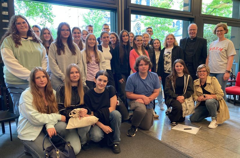 Schülerinnen und Schüler der Bischöflichen Realschule Marienberg in Boppard folgten der Einladung von Bischof Stefan Ackermann (hinten, 2.v.r.)-