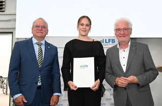 Maike Ludes (Mitte) schließt ihre Ausbildung zur Bauzeichnerin mit Bestnote ab. Dafür wurde die aus Speicher stammende Bauzeichnerin in Mainz vom Landesverband der Freien Berufe (LFB) Rheinland-Pfalz ausgezeichnet. v.l.n.r.: Dr. Günther Matheis, Vizepräsident des LFB, Maike Ludes, LFB-Präsident Dr.-Ing. Horst Lenz.