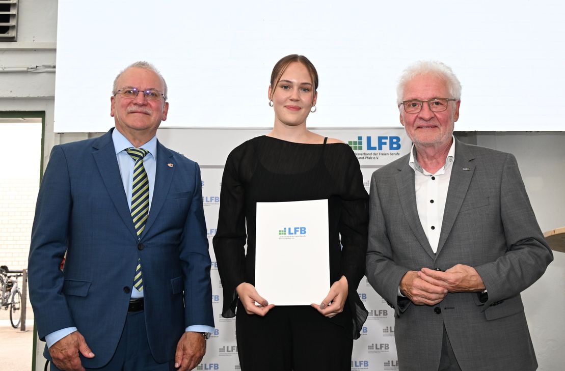Maike Ludes (Mitte) schließt ihre Ausbildung zur Bauzeichnerin mit Bestnote ab. Dafür wurde die aus Speicher stammende Bauzeichnerin in Mainz vom Landesverband der Freien Berufe (LFB) Rheinland-Pfalz ausgezeichnet. v.l.n.r.: Dr. Günther Matheis, Vizepräsident des LFB, Maike Ludes, LFB-Präsident Dr.-Ing. Horst Lenz.