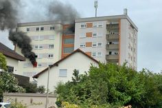 Die Rauchsäule des Wohnungsbrandes war von weit her deutlich sichtbar.