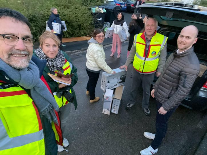 Hans Peter Thiel von Eifellicht e.V. (links) und Thomas Scheppe, Bürgermeister der VG  (rechts), haben am Mittwoch Heizkörper verteilt.