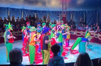 Die Clowns putzten die Arena, aber nur solange, bis sie das Radio fanden... Danach waren sie außer Rand und Band.