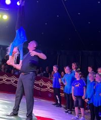 Ein Handstand auf dem Arm von Trainer Sascha. Das Publikum tobte.