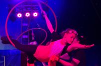 Zu stimmungsvoller Musik drehten sich die Trapezkünstlerinnen in gekonnten Posen in luftigen Höhen im Kreis.