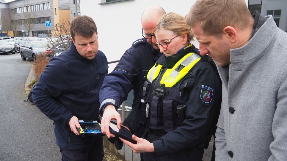 Christopher Schick (v.li.), Holger Hillebrand, Frauke Prieß und Markus Ramers verfolgten das Geschehen auf dem Tablet.