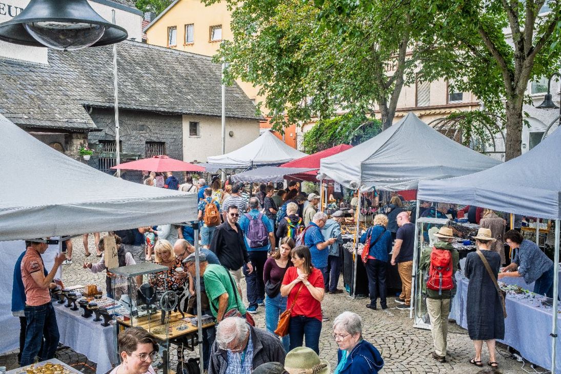 Auf zum Edelsteinschleifer- und Goldschmiedemarkt.