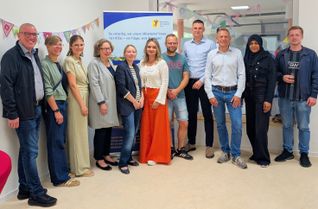 Strahlende Gesichter beim offiziellen Festakt, v.l.n.r.: Matthias Struth (Aufsichtsratsvorsitzender Katholische KiTa gGmbH Trier), Kerstin Knopp (Leitung Steuerungsbüro katholische Kindertageseinrichtungen Bistum Trier), Nina Wallrich (Gesamtleitung), Cordula Scheich (Geschäftsführerin Katholische KiTa gGmbH Trier), Britta Weizenegger (Bürgermeisterin Stadt Trier), Vanessa Steffens (Standortleitung), Michaels Scholtes (Bauleitung), Michael Schumacher (Projektleitung), Jan Eitel (Geschäftsführer Immprinzip GmbH & Co. KG), Elternausschussvertretung der KiTa St. Ambrosius .
