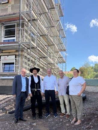 v.l.n.r. Bürgermeister VG Trier-Land Michael Holstein, Zimmermann Fa. Becker HDH, Bauherr Hans-Jürgen Lichter GEG Zemmer GmbH, Erster Beigeordneter Guido Lunkes, Ortsvorsteherin Claudia
Krütten