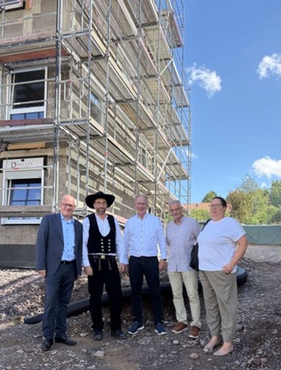 v.l.n.r. Bürgermeister VG Trier-Land Michael Holstein, Zimmermann Fa. Becker HDH, Bauherr Hans-Jürgen Lichter GEG Zemmer GmbH, Erster Beigeordneter Guido Lunkes, Ortsvorsteherin Claudia
Krütten