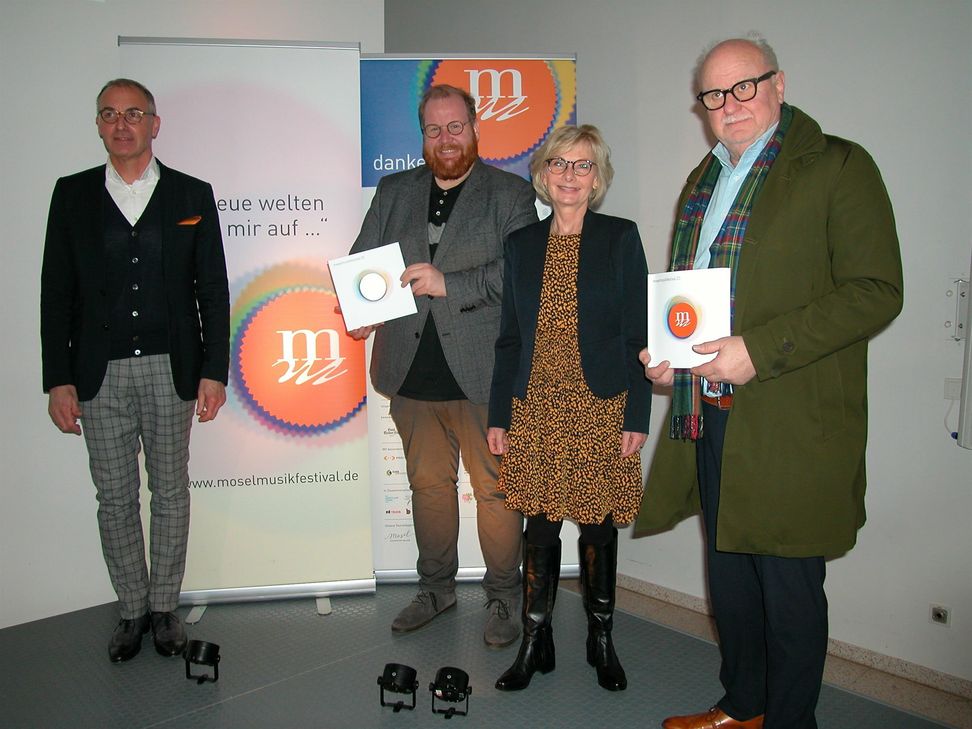 Erfolgreiche Programmpräsentation des moselmusikfestivals 2023 mit Festivalchef Tobias Scharfenberger, dem Vorsitzenden der Gesellschafterversammlung und Kulturdezernent Markus Nöhl, Ministeriumsvertreterin Dorothee Rhiemeier (MFFKI) und Aufsichtsratschef Wolfgang Port im Rheinischen Landesmuseum Trier.  (v.l.n.r.)