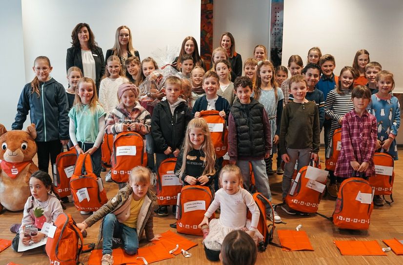 Die Gewinnerinnen und Gewinner des Weltspartags-Malwettbewerbs mit Irene Mees (Bereichsleiterin Unternehmenskommunikation), Maya Schuster (Privatkundenberaterin), Julia Vollmer (Unternehmenskommunikation) und Linda Weides ( Privatkundenberaterin) (KSK; hintere Reihe v.l.n.r.)