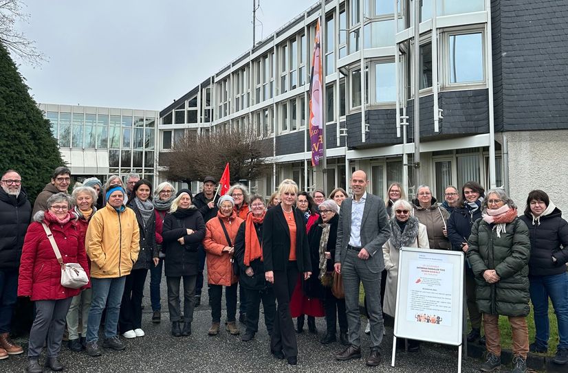 Das Hissen der orangefarbenen Fahne sendet im Rhein-Hunsrück-Kreis ein klares Signal: Bewusstsein schaffen, Solidarität zeigen und gemeinsam gegen jede Form von Gewalt eintreten.