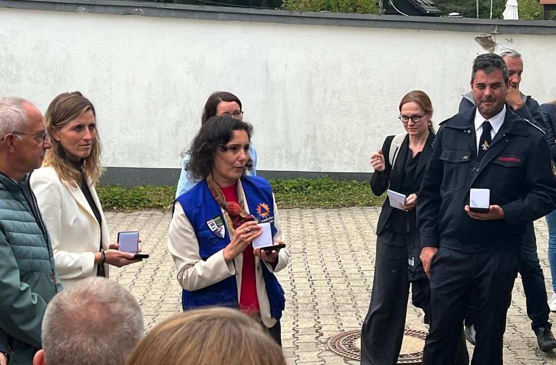 Die EU-Kommissarin für Gleichstellung, Vorsorge und Krisenmanagement übergab die UCPM-Medaille (Union Civil Protection Mechanism) unter anderem an Bürgermeisterin Dr. Carmen Krämer und den Leiter der Feuerwehr in der Stadt Monschau, Philipp Krüger (r.) für außergewöhnliche Leistungen und besondere Tapferkeit im europäischen Katastrophenschutz.